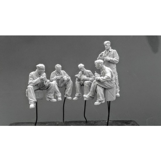 1/35 "Mahlzeit" Panzer Crews Eating (5 figures)