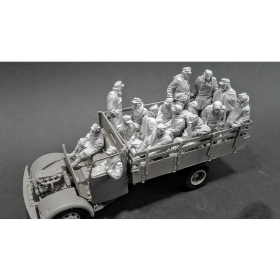 1/35 German Surrendered Soldiers in Truck (16 figures)