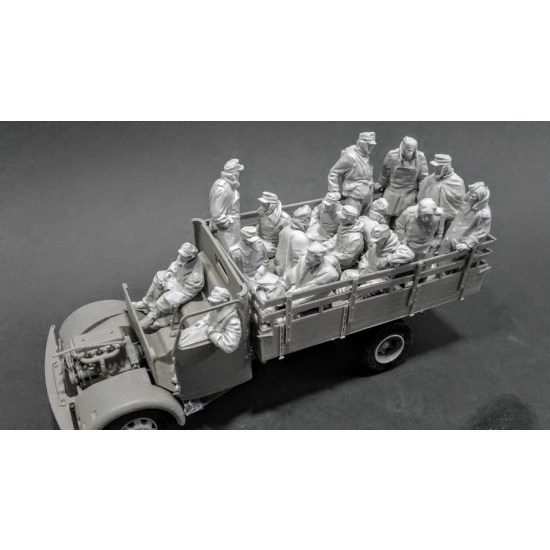 1/35 German Surrendered Soldiers in Truck (16 figures)