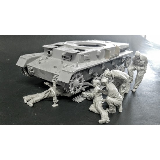 1/35 German Maintenance Crew at Work (5 figures, spare wheels & jack)