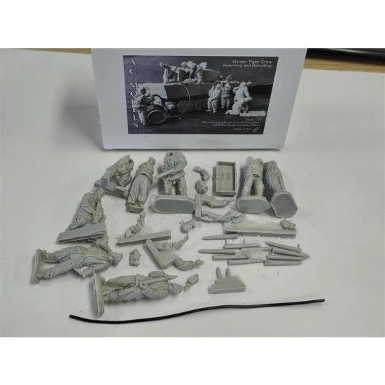 1/35 German Tiger Crew in Winter Garb (8 figures)