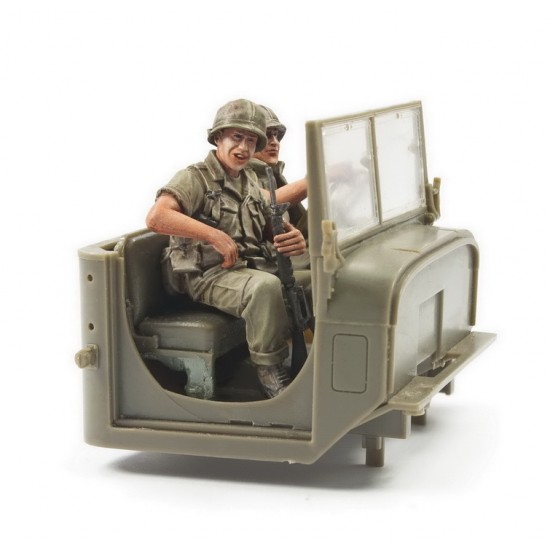 1/35 US Army M54 5 Ton Truck Driver Crews In Vietnam War (2 figures)