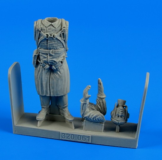 1/32 WWII Russian Pilot