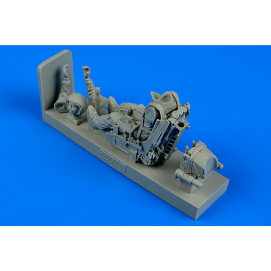 1/32 Soviet Su-27 Fighter Pilot w/Ejection Seat