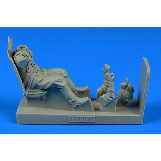 1/32 WWII Soviet Pilot with Seat for Trumpeter Mikoyan MiG-3 kit (1 Figure)