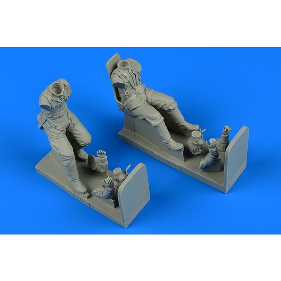 1/32 WWII Soviet Pilot & Gunner with Seats for Trumpeter Il-2M3 Sturmovik kit (2 Figures)