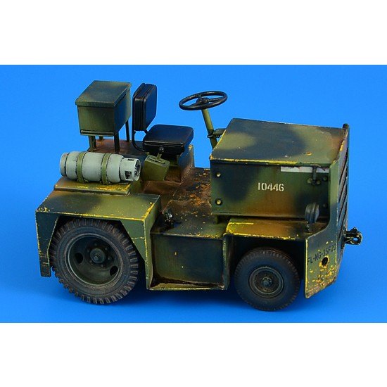 1/32 United Tractor G40C Tow Tractor (LPG)