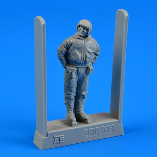 1/48 Soviet Air Force Fighter Pilot - winter suit