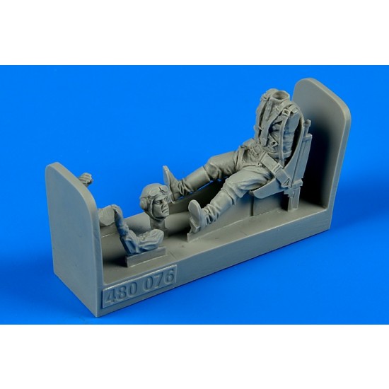 1/48 WWII Russian Pilot with Seat for P-39 Airacobra