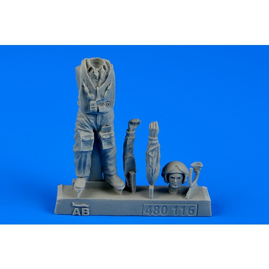 1/48 Soviet Pilot w/Life Jacket in The Cold War Period (1 figure)