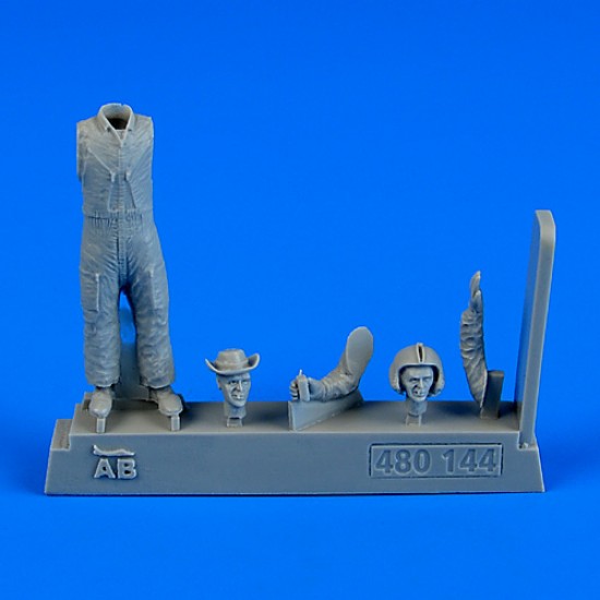 1/48 US Army Helicopter Pilot in Vietnam War 1960-1975 (1 Pilot w/2 Different Heads)