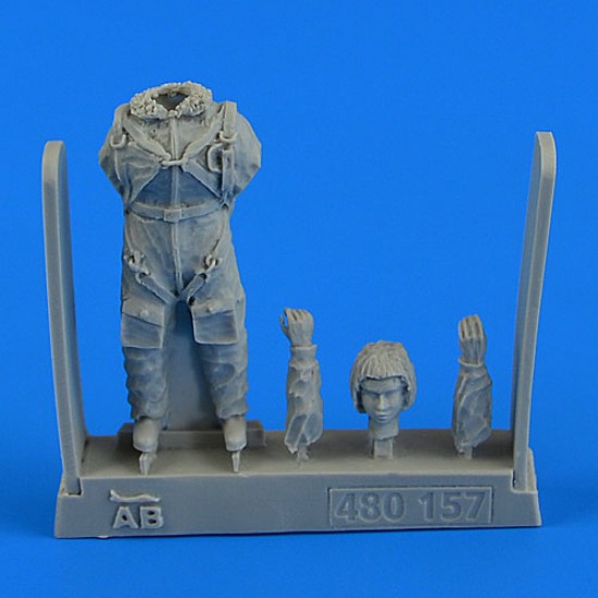 1/48 WWII Soviet Woman Pilot with Parachute (1 Pilot)