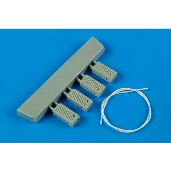 1/48 Universal Navy Wheel Chock with Nylon Rope - Late Production