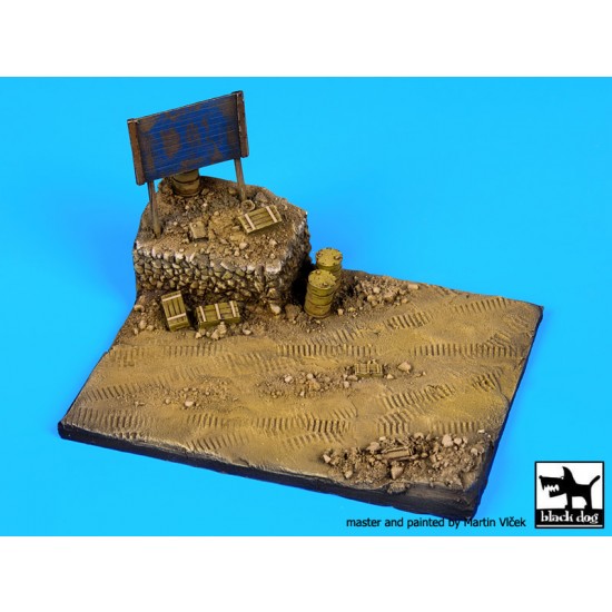 1/72 African Road Section with Sign Diorama Base (Size: 120x90mm)