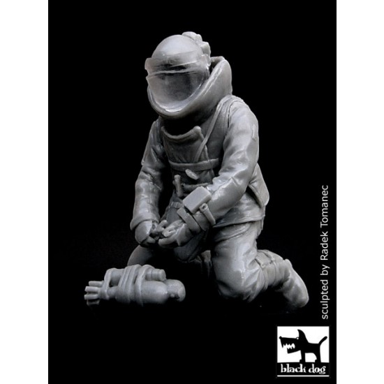 1/35 EOD Operation in Iraq (defusing bomb)