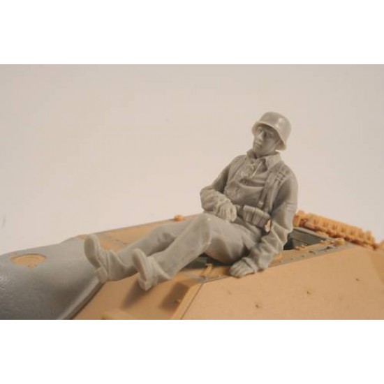1/35 WWII German Hetzer Sitting Infantryman