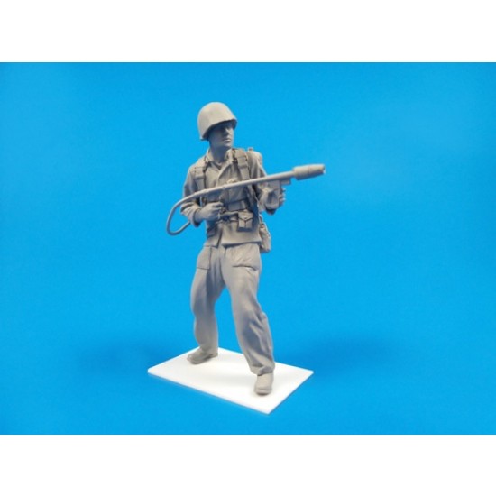 1/35 WWII US Marine Soldier with M2A1 flamethrower, Iwojima 1945