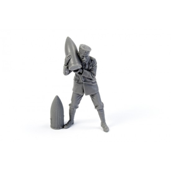 1/35 WWI German Minenwerfer Crewmember Loading Shell