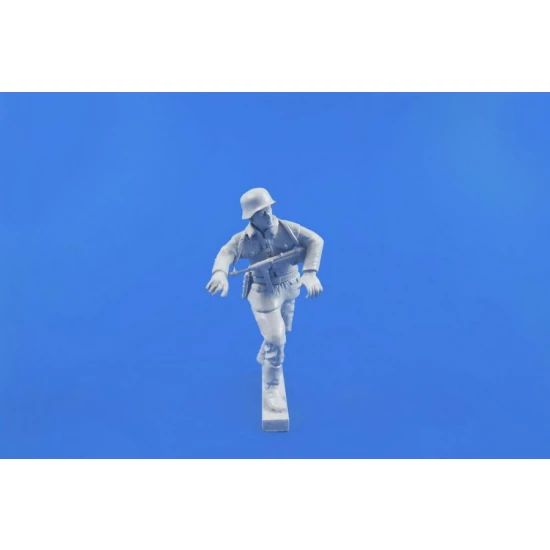 1/48 WWII German Motorcycle Rider (pushing his Machine) for Tamia BMW kit