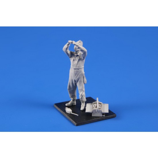 1/48 Siebel Si 204/Aero C-3 Mechanic (engine repair)
