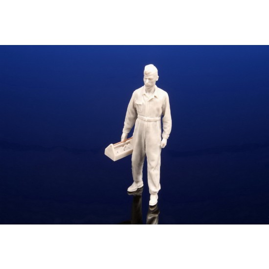 1/48 WWII / Post War German/Czech Luftwaffe Aircraft Mechanic