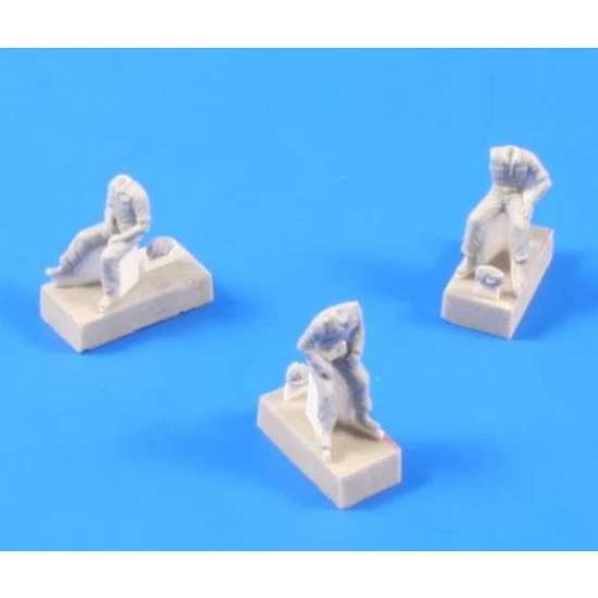 1/72 German Panzer crew sitting (3 figures)