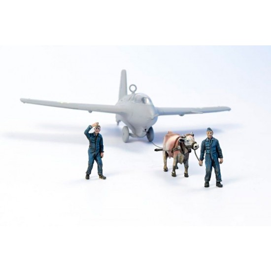 1/72 Ox towing a Me 163B with2 Luftwaffe Ground Crew