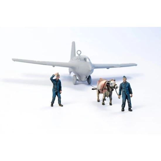 1/72 Ox towing a Me 163B with2 Luftwaffe Ground Crew