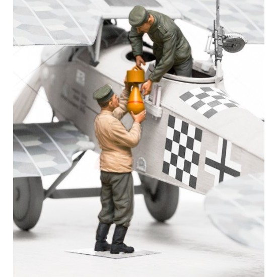 1/32 German aerodrome personnel bomb loading (2 figures)