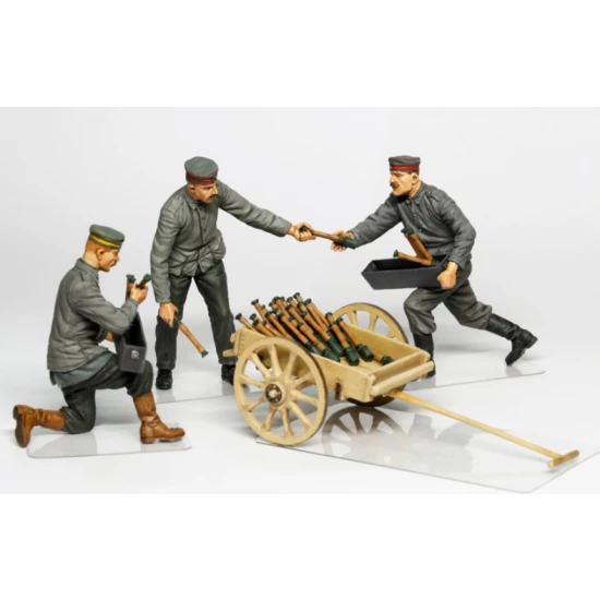 1/32 German aerodrome personnel ordnance team with cart (3 figures)