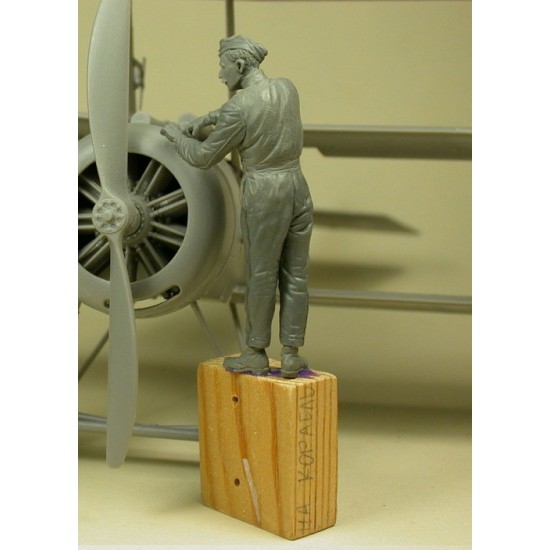 1/32 RFC Air Mechanic Repairing