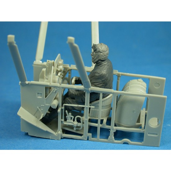 1/32 Seated RFC Pilot In Leather Jacket for Wingnut Wing kit