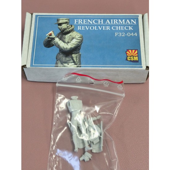 1/32 French Airman Checking Revolver