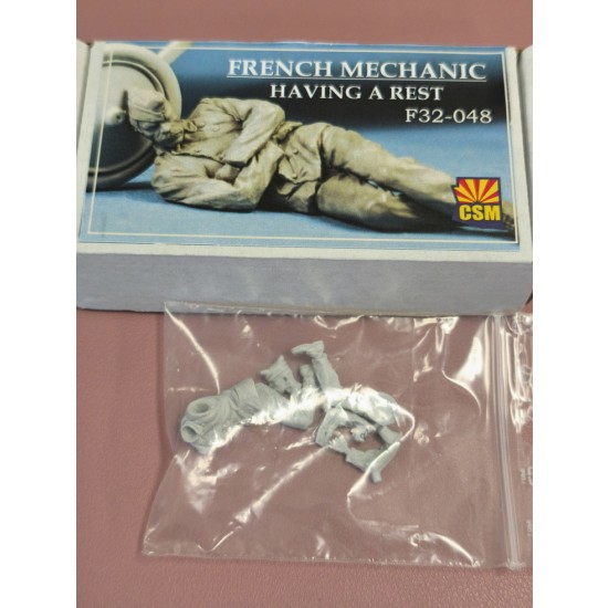 1/32 French Mechanic Having A Rest