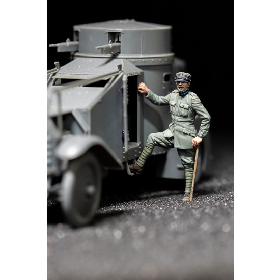 1/35 Italian Armoured Car Officer Getting Inside