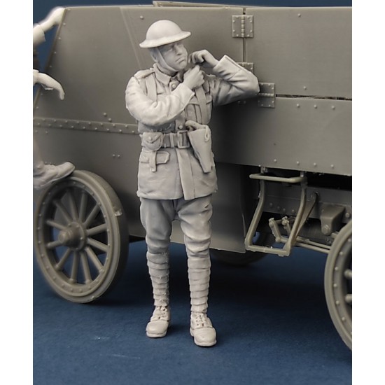 1/35 Canadian Motor MG Brigade Officer Putting The Helmet On