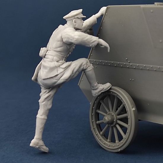 1/35 Canadian Motor MG Brigade Crewman Getting In