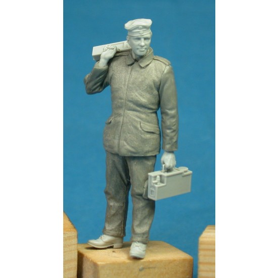 1/35 German Armoured Car Crewman With Ammunition