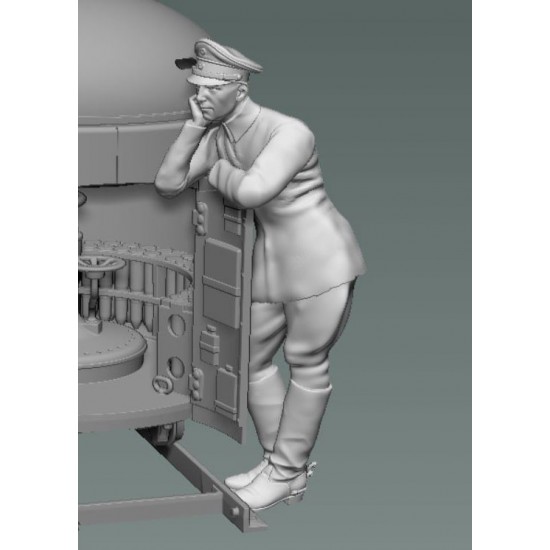1/35 Fahrpanzer German Leaning Crewman