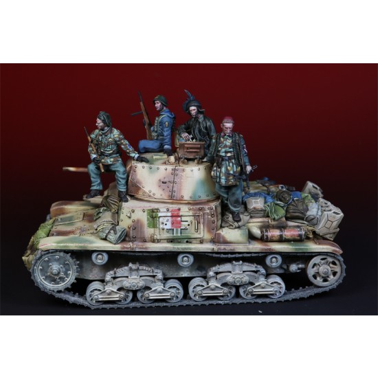 1/35 WWII Italian Crews (4 Figures & Accessories) for M13/40