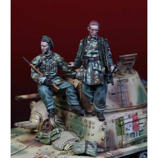 1/35 Italian Soldiers - European Front 1944 (2 figures) 