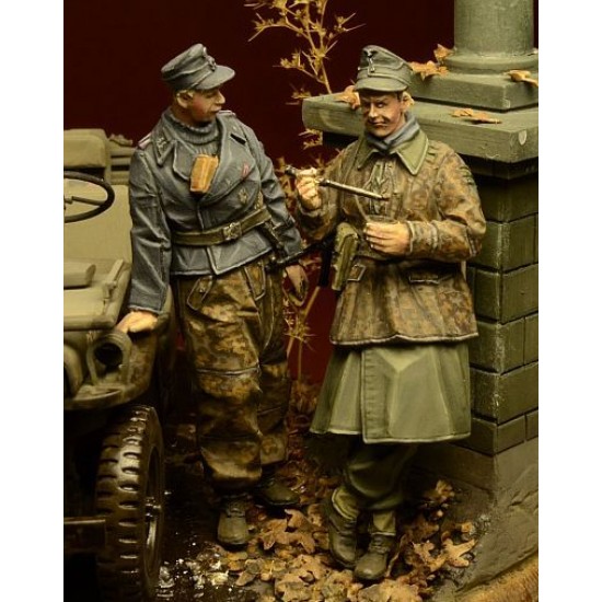 1/35 Waffen SS Soldiers at Rest, Ardennes 1944 (2 figures)