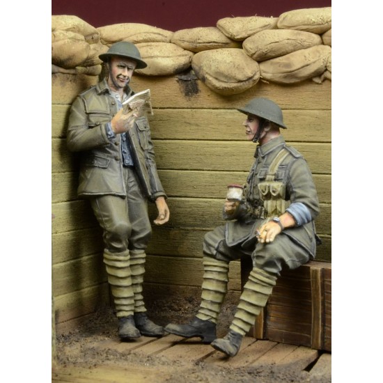 1/35 WWI British Infantry at rest in a Trench (2 Figures)