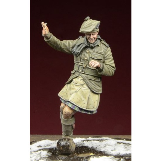 1/35 WWI Scottish Infantryman - Playing Football (1 Figure)