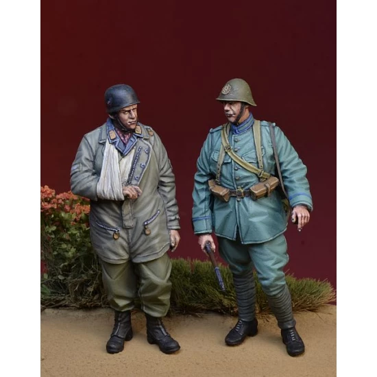 1/35 WWII Dutch Infantryman w/Captured Fallschirmjager Holland 1940 (2 figures)