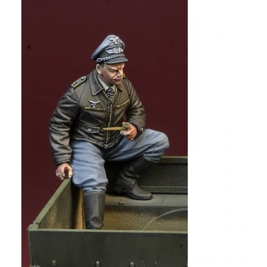 1/35 WWII Luftwaffe Fighter Pilot (sitting)