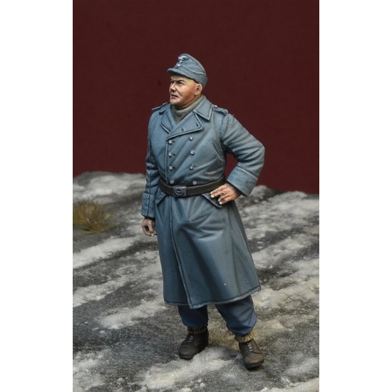 1/35 Luftwaffe Mechanic in Greatcoat