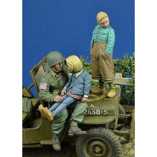 1/35 US Paratrooper with Kids 1944-45