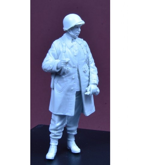 1/35 US Paratrooper NCO in Raincoat 1944-45