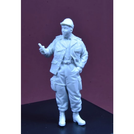 1/35 US Paratrooper Giving Chocolate bar 1944-45